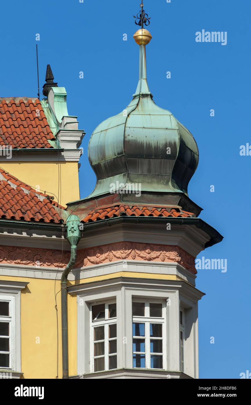 Eine verzierte grüne Kupferzwiebelkuppel rundet das Skautský institut (das Pfadfinderinstitut) in Staroměstské nám in der Prager Altstadt ab Stockfoto