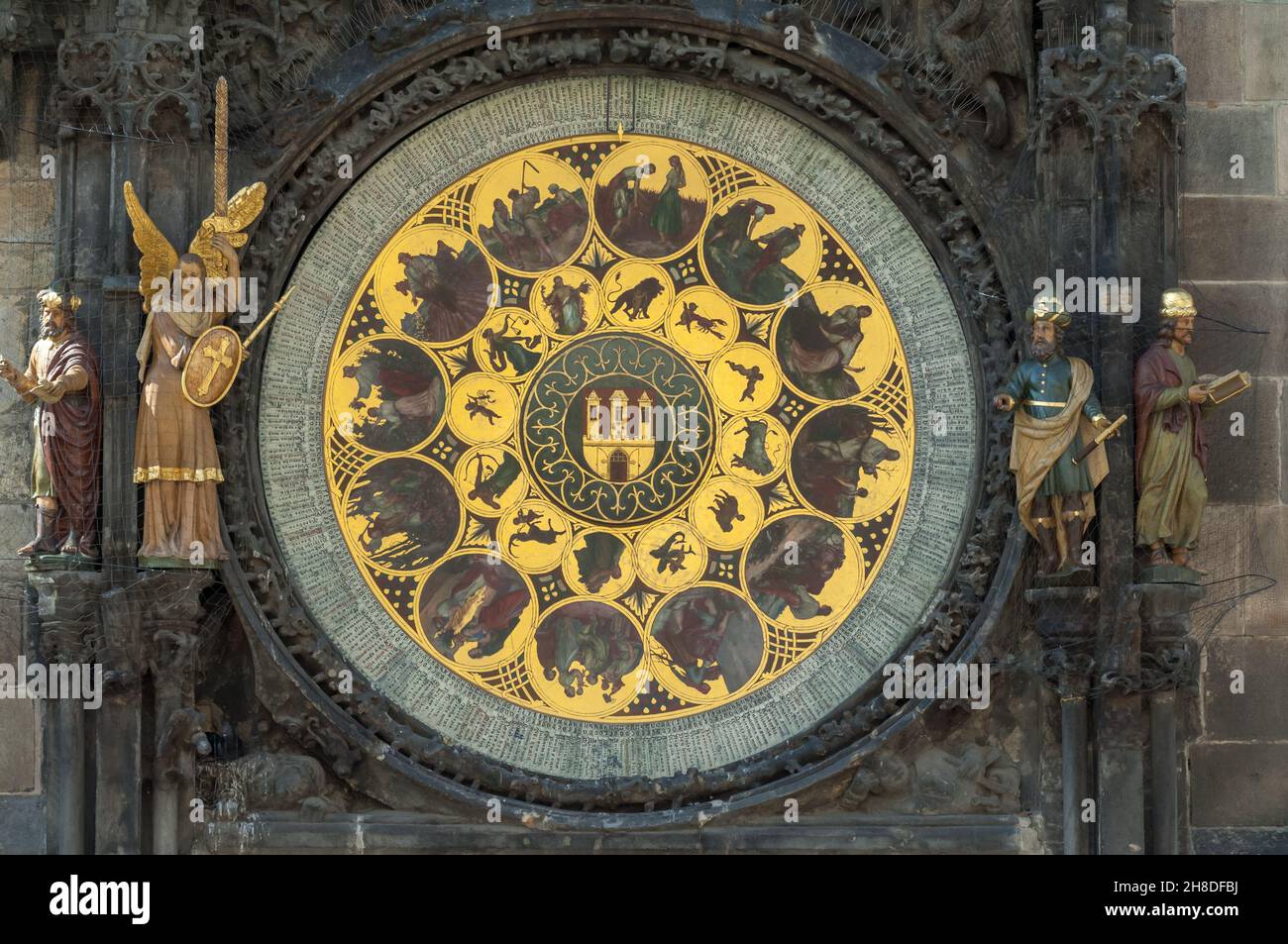 Der prunkvolle Kalender der Prager Astronomischen Uhr wird von den Figuren eines Philosophen, des Erzengels Michael, des Astronomen und eines Chronisten flankiert Stockfoto