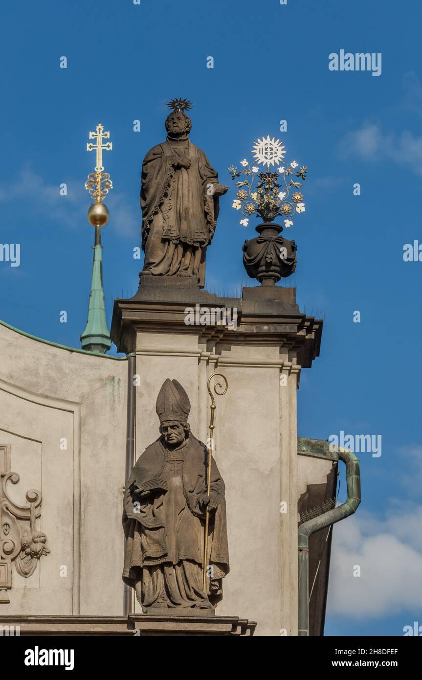 Jan Jiří Bendls Statuen der Apostel Christi auf der Renaissance-Kirche St. Salvador in der Salvátorská-Straße in Prag von Marco Fontana di Brusata. Stockfoto