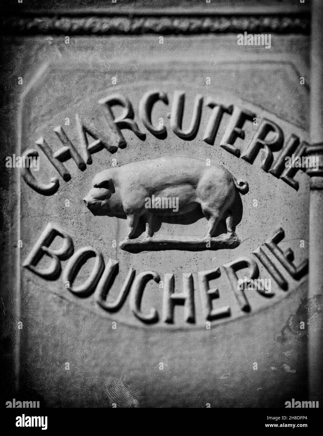 Charcuterie Boucherie. Französisches Metzgerei und Delikatessenschild, Beaulieu Sur Mer, Frankreich Stockfoto