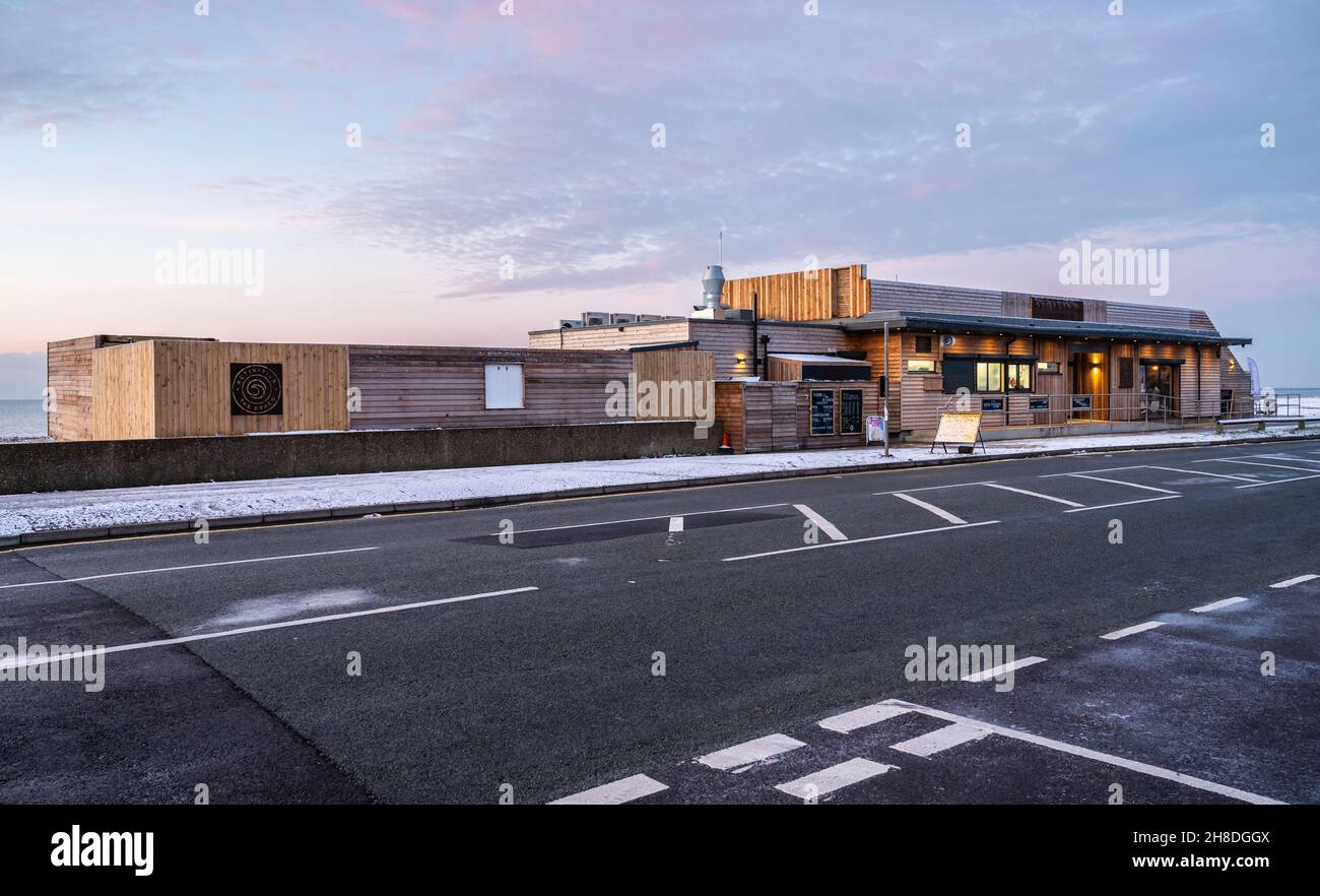 The Beach, ein neues Strandcafe, Beach Club & Activity Center am Littlehampton Beach in Littlehampton, West Sussex, England, Großbritannien. Stockfoto