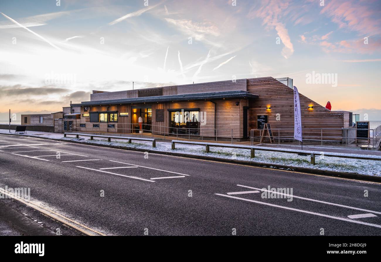 The Beach, ein neues Strandcafe, Beach Club & Activity Center am Littlehampton Beach in Littlehampton, West Sussex, England, Großbritannien. Stockfoto