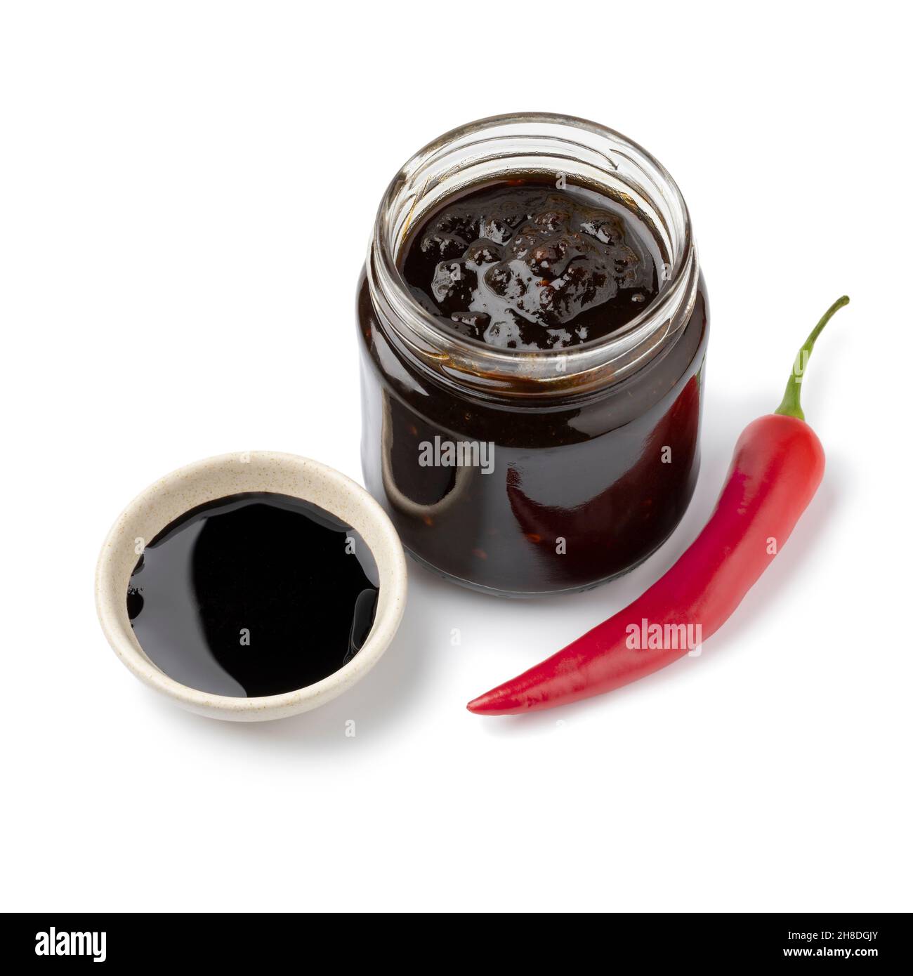 Glas mit einer Variation von Sambal, Chili-Sauce, mit Sojasoße isoliert auf weißem Hintergrund Stockfoto