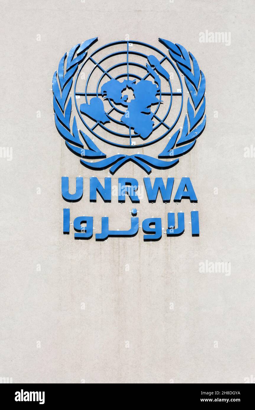 Die Mitarbeiter erklären am 29. November 2021 einen umfassenden Streik in allen Institutionen des UN-Hilfswerks Palestin UNRWA im Gazastreifen. Stockfoto