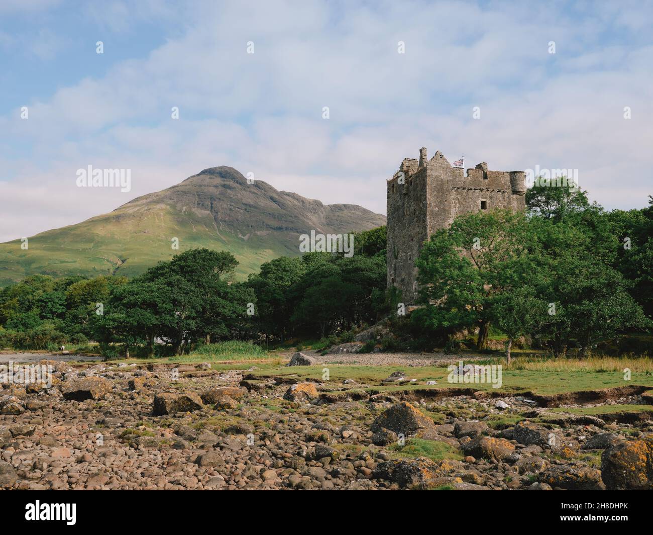 Moy Castle eine Burgruine in der Nähe von Lochbuie auf der Isle of Mull, Inner Hebrides, Argyll & Bute, Schottland Großbritannien - schottische Burgküste Sommerlandschaft Stockfoto