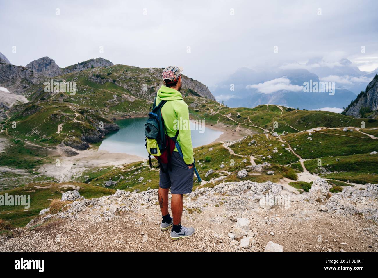 Gletschersee auf der Spitze der Berglandschaft. Coldai See, Belluno, Italien Panoramablick auf die Dolomiten. Hochwertige Fotos Stockfoto
