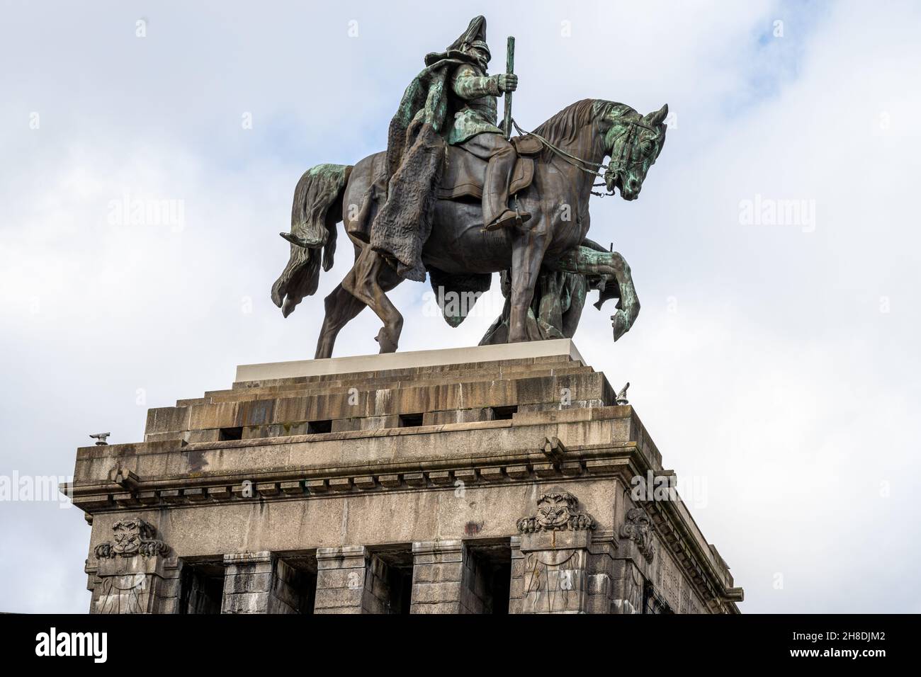 1. November 2021 - Koblenz, Deutschland: Die Äquatorialstatue von Kaiser Wilhelm I. am Deutschen Eck, wo Rhein und Mosel aufeinandertreffen. Diese Statue ist ein wichtiges Symbol der Vereinigung Deutschlands Stockfoto