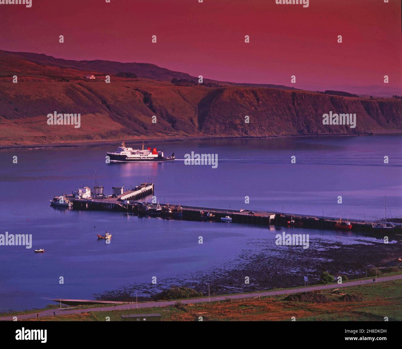 Die MV Hebridean Isles Ankunft in Uig bei Sunset, Skye 1990. Stockfoto