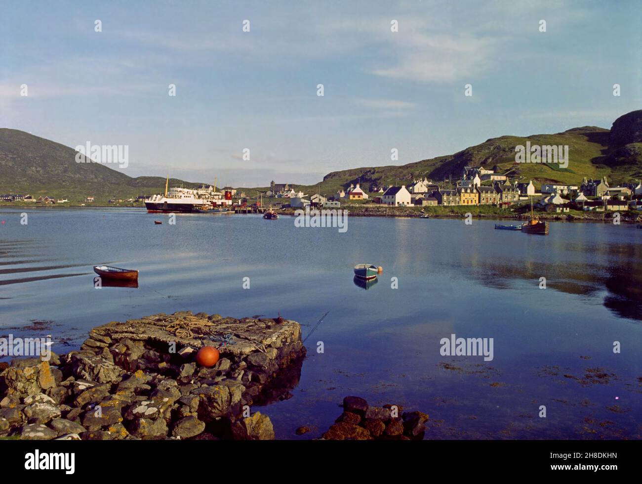 Die MV Iona in castlebay mit der Burg Kisimul im Blick, Isle of Barra 1970s Stockfoto