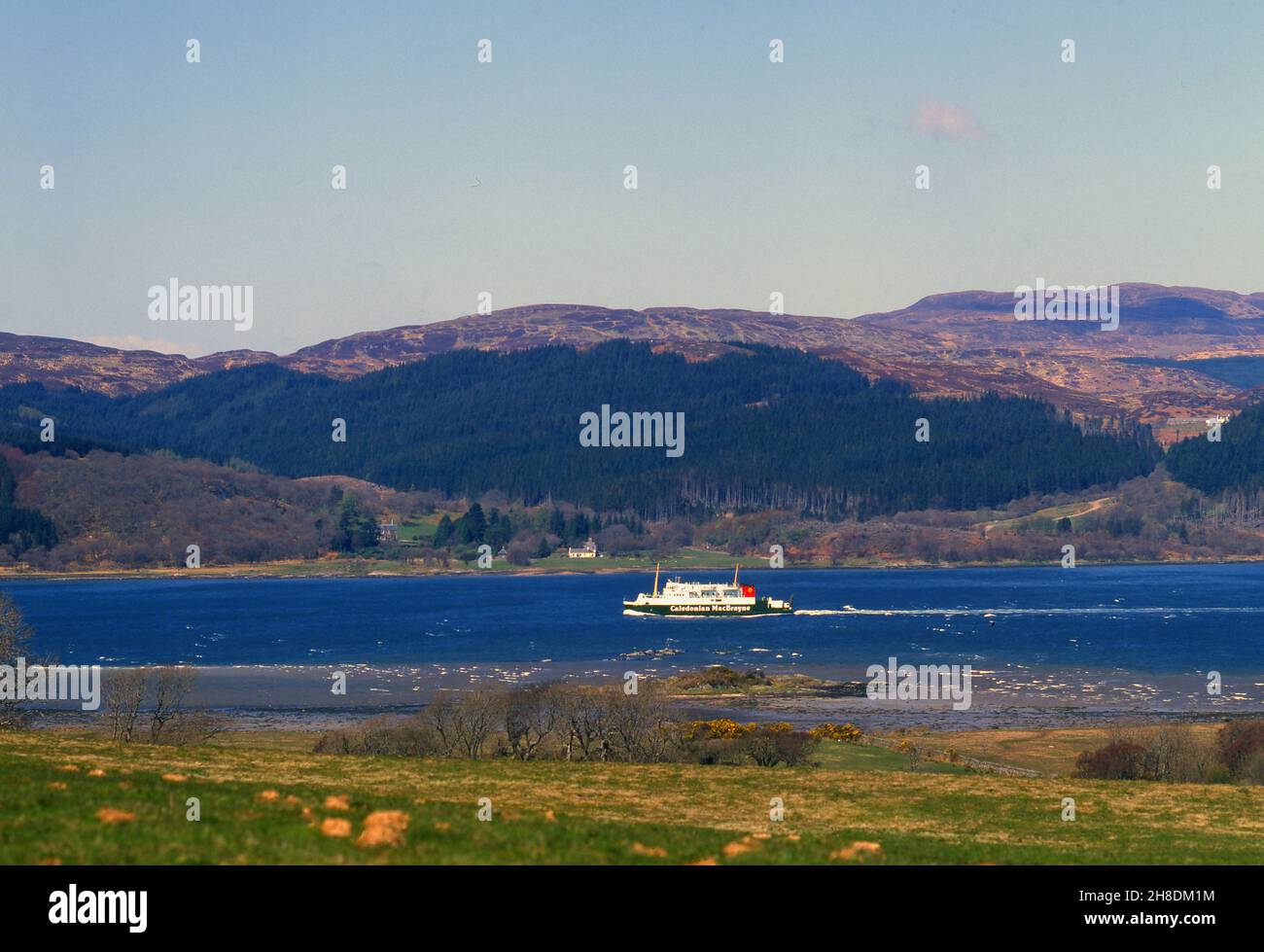 Das CalMac-Schiff MV Iona fährt auf dem Weg nach Islay 1980s den westlichen Loch Tarbert hinunter Stockfoto