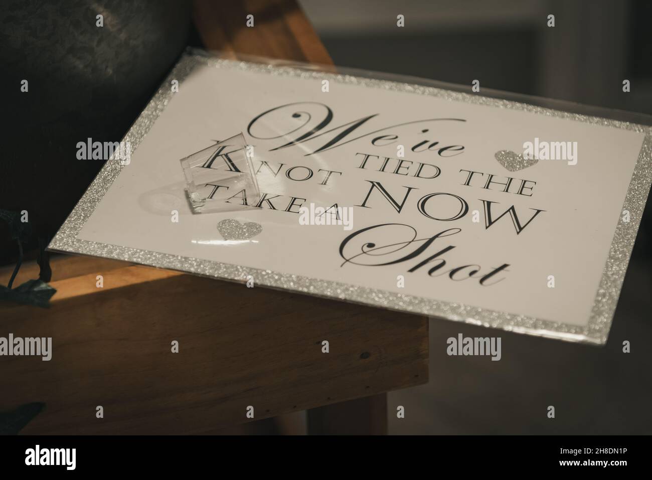 „Wir haben den Knoten gebunden, jetzt einen Schuss machen“ Hochzeitsempfang Nachricht Stockfoto