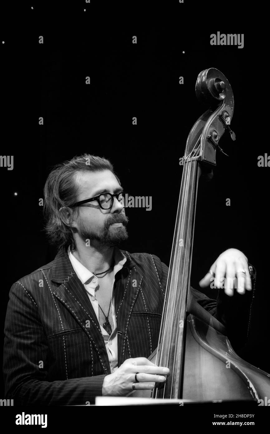 Rich Whitworth spielt Kontrabass mit Djanco, Scarborough Jazz Festival 2021, Großbritannien Stockfoto