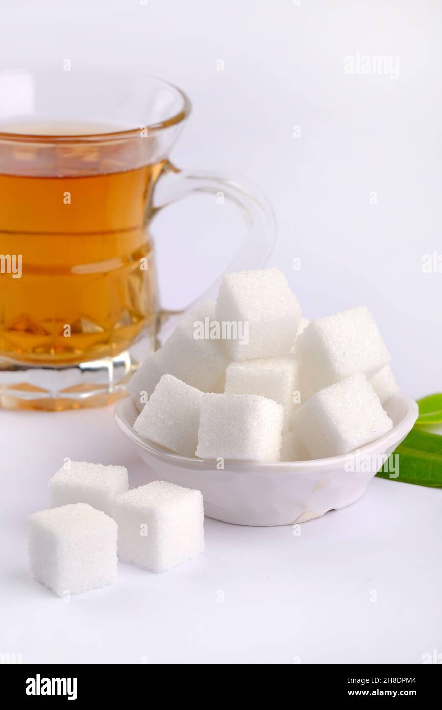Raffinierte Zuckerwürfel auf weißem Hintergrund. Stockfoto