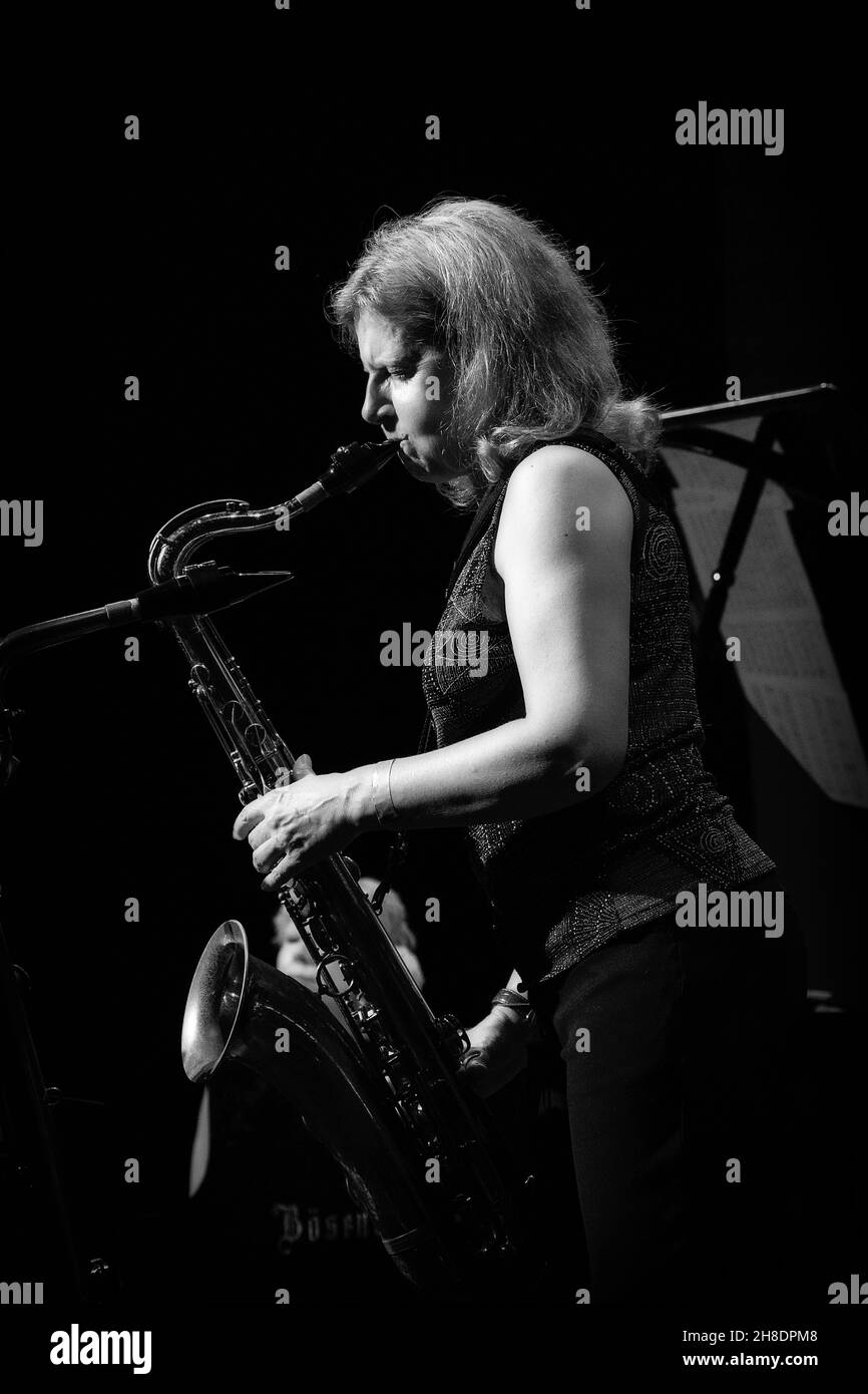 Karen Sharp spielt mit dem Karen Sharp Quartett beim Scarborough Jazz Festival 2021, Großbritannien, Tenorsax Stockfoto