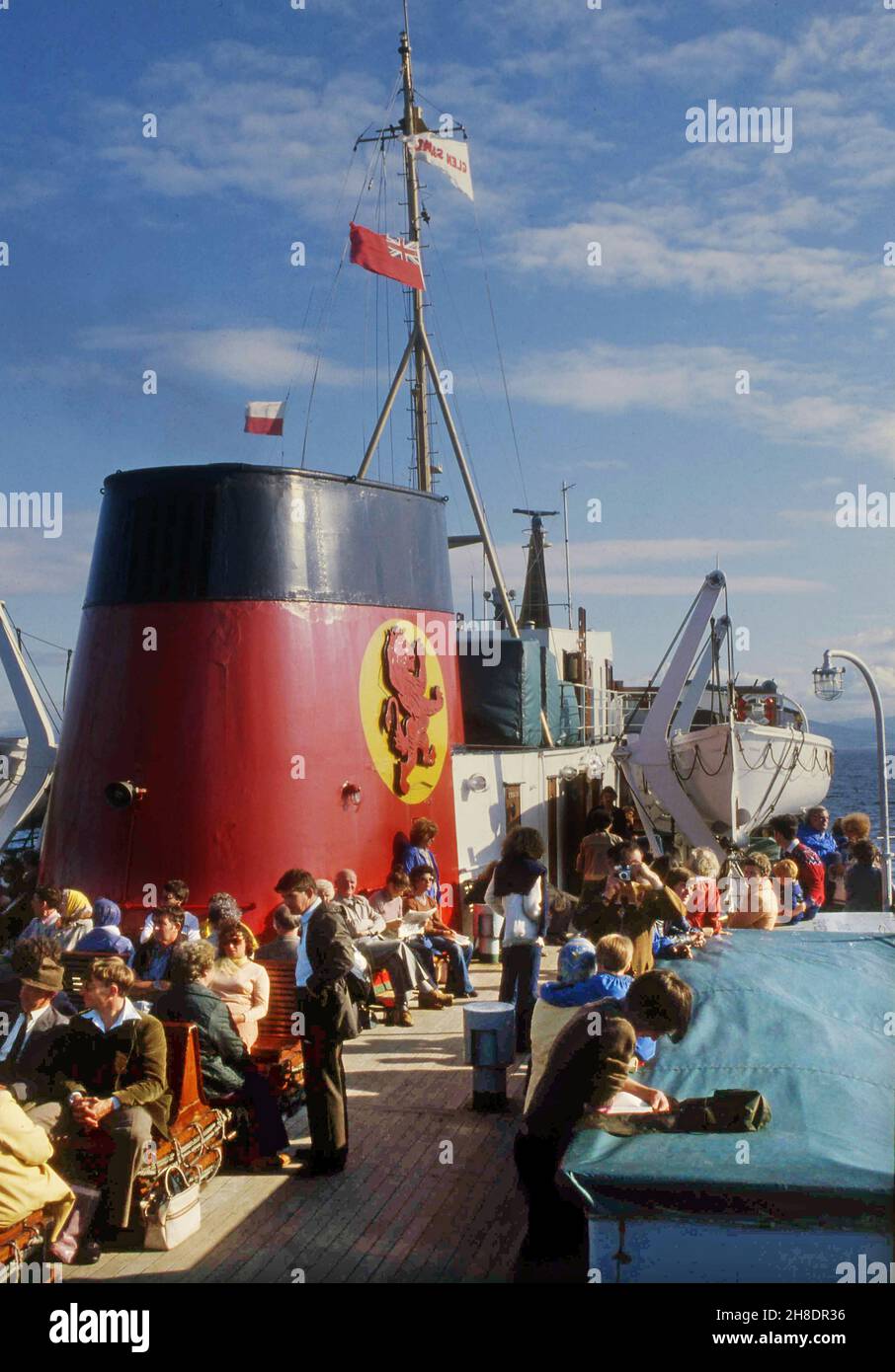 Geschäftige Sommerszene auf dem Deck der MV Glen Sannox 1970s Stockfoto