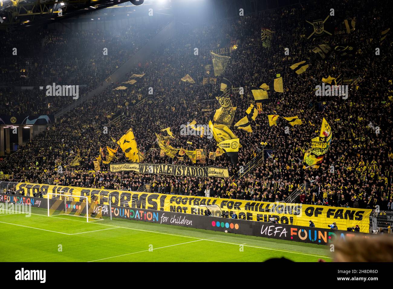 UEFA Champions League Fußballspiel Borussia Dortmund - Ajax Amsterdam Fans auf der Südtribüne zeigen Banner, Flaggen und Plakate Stockfoto