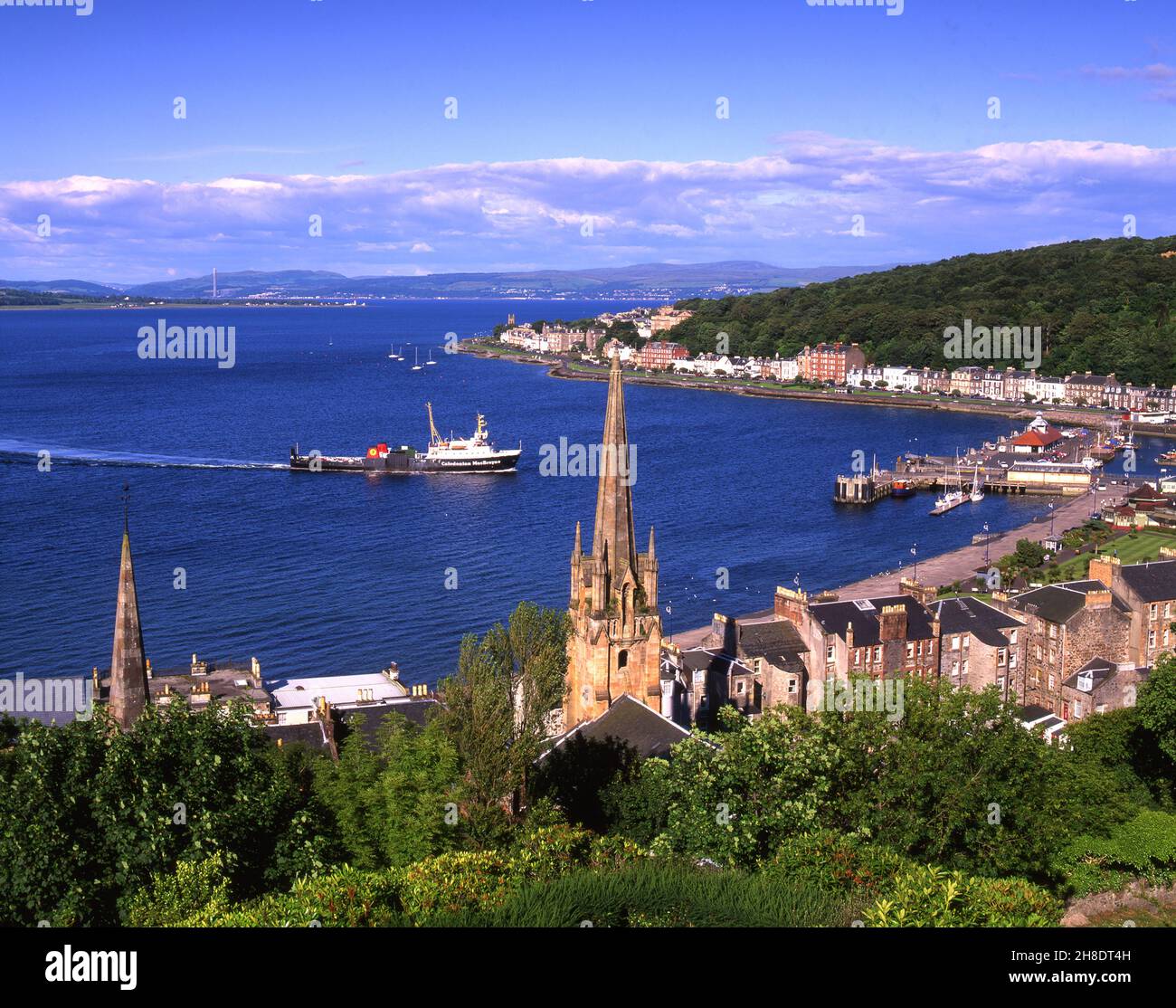Rothesay Bucht und Stadt mit Clyde Fähre, Isle of Bute, Argyll. Stockfoto