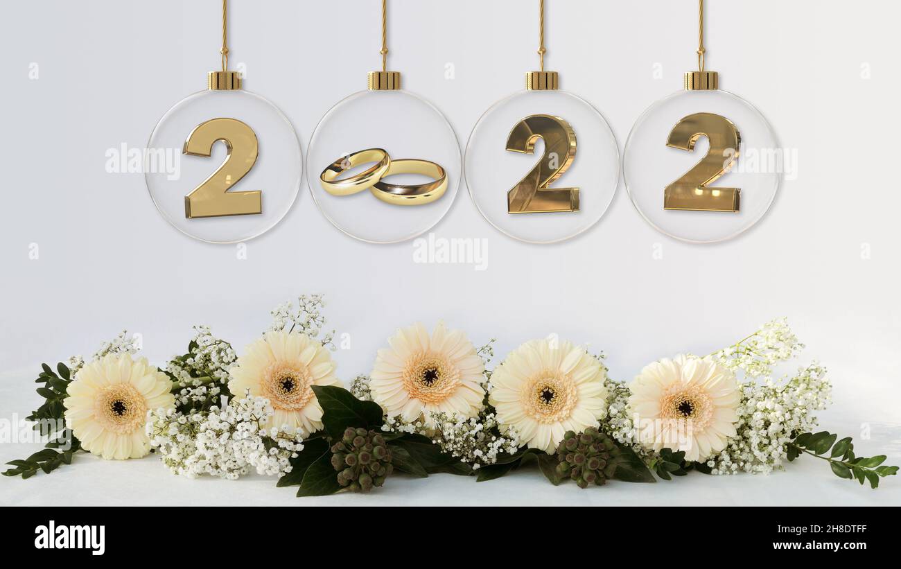 gerbera Blumen Hochzeit 2022 Ziffern und goldene Ringe romantische Brautdekoration isoliert auf weiß Stockfoto