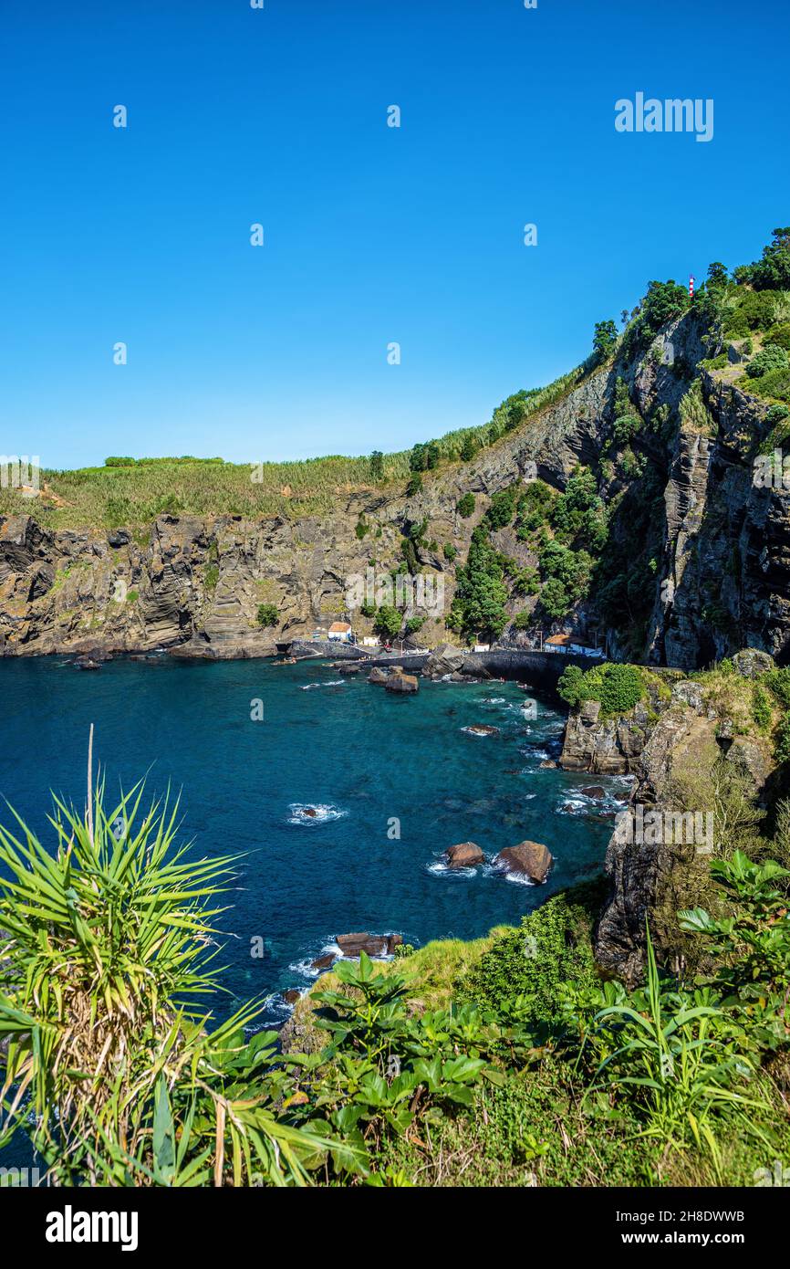 Fischerhäuser im Hafen von Capelas, Porto das Capelas, Insel São Miguel, Azoren, Açores, Portugal, Europa. Stockfoto Fischerhäuser im Hafen von Capelas, Porto das Capelas, Insel São Miguel, Azoren, Açores, Portugal, Europa. Stockfoto
