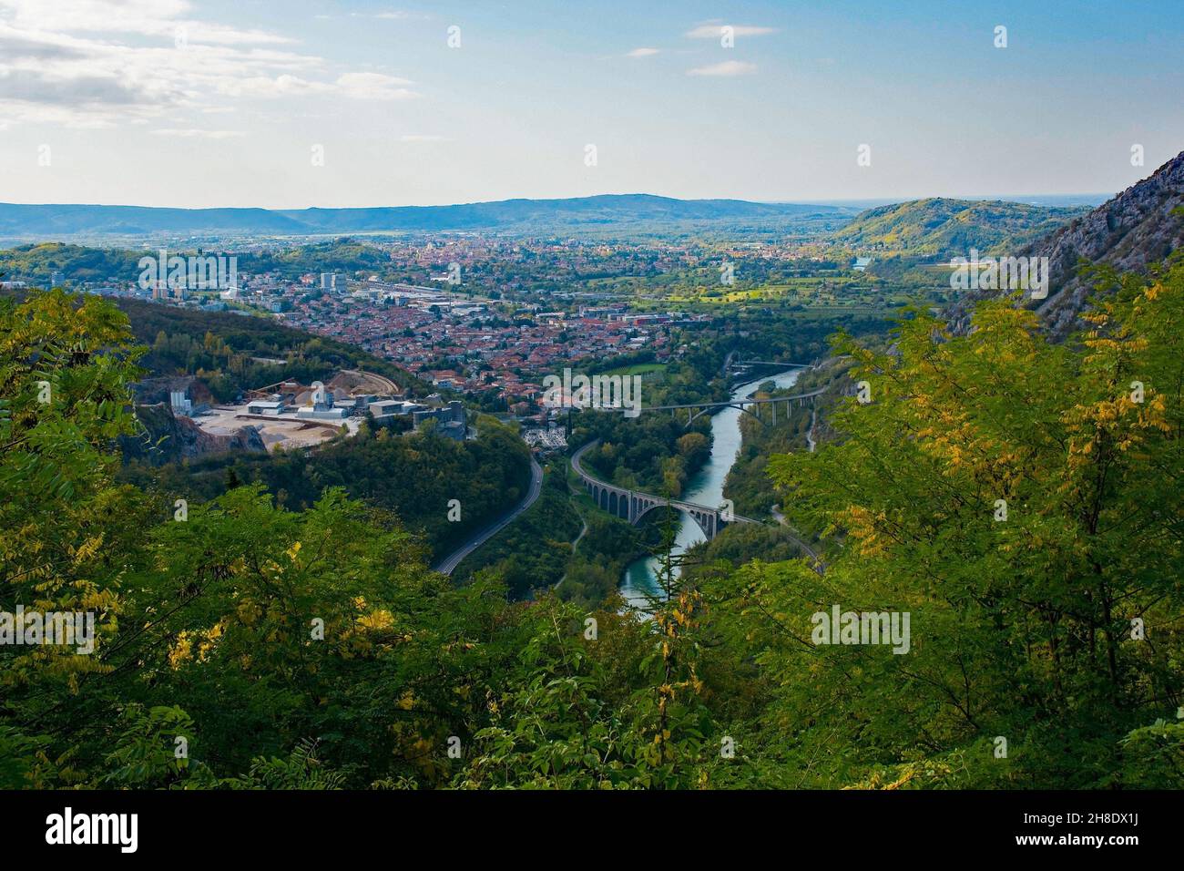Die westslowenische Stadt Nova Gorica von den Hängen des Skabrije-Gebirges aus gesehen. Der Soca River liegt auf der rechten Seite und die Solkan Bridge im Vordergrund Stockfoto
