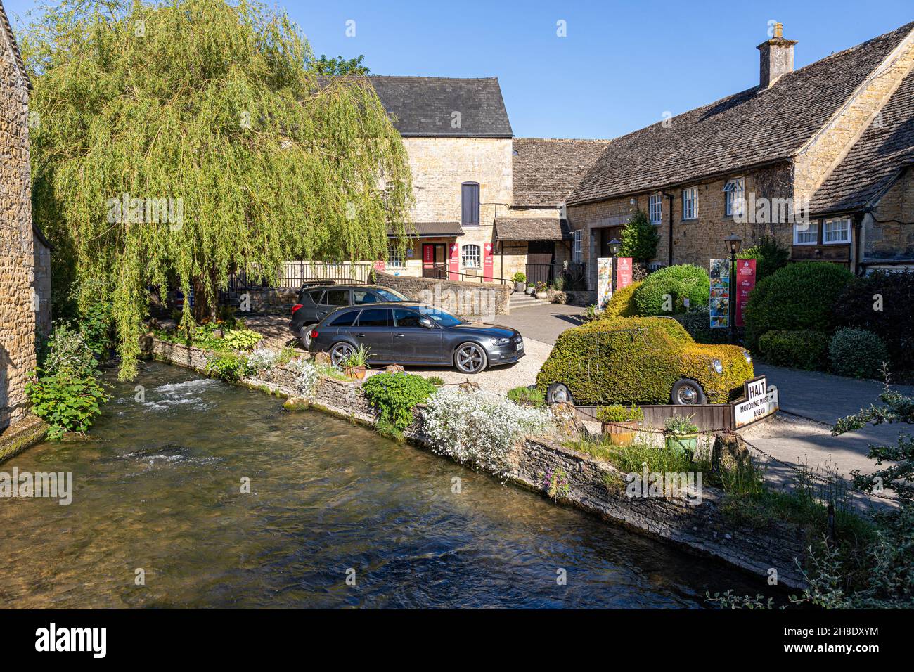 Das Cotswold Motoring Museum & Toy Collection am River Windrush im Cotswold-Dorf Bourton on the Water, Gloucestershire, Großbritannien. Stockfoto