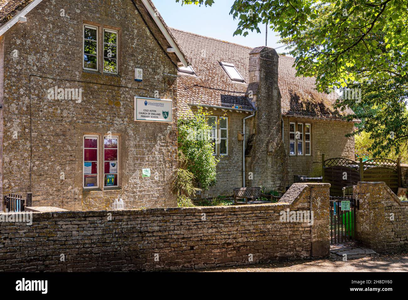 Die Grundschule des Dorfes Church of England im Cotswold-Dorf Cold Aston (aka Aston Blank), Gloucestershire, Großbritannien Stockfoto