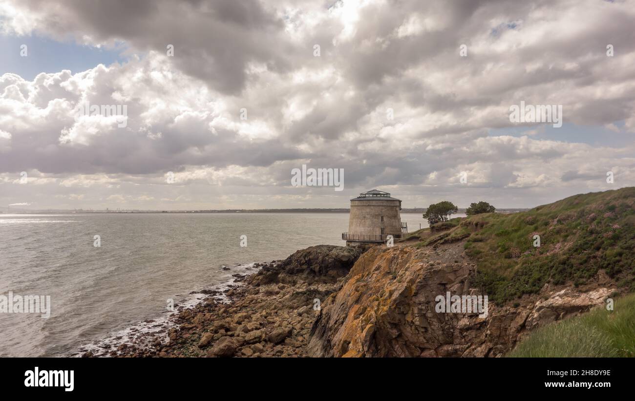 Renovierter Martello Tower in Red Rock, Sutton auf der Howth Head Peninsula in der Nähe von Dublin, Irland. Stockfoto