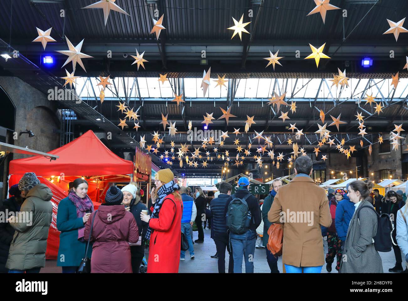 Der Weihnachtsmarkt von Canopy in der Nähe des Granary Square am Kings Cross, im Norden von London, Großbritannien Stockfoto