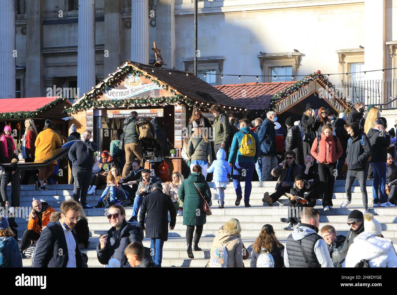 Der Weihnachtsmarkt vor der National Gallery am Trafalgar Square im Zentrum von London, 2021, Großbritannien Stockfoto