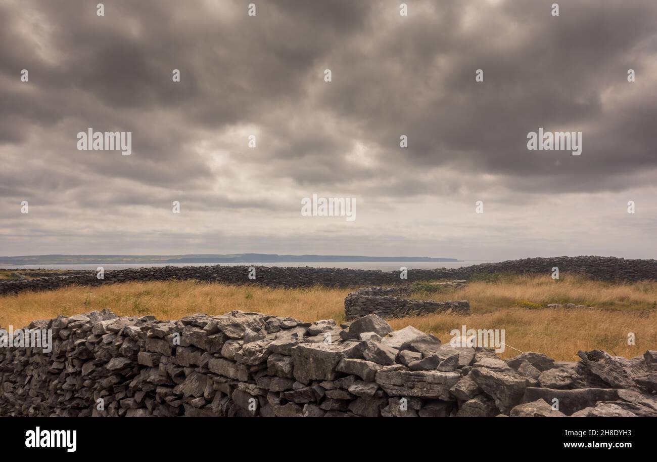 Die Trockenmauern und die zerklüftete Landschaft von Inisheer, der kleinsten der Aran-Inseln vor der Küste von Galway, Irland. Stockfoto