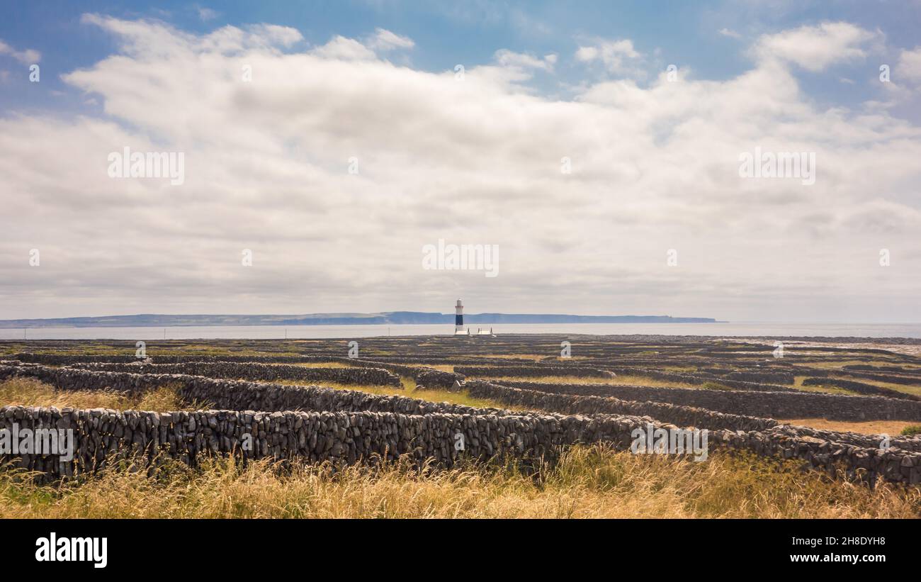 Die Trockenmauern und die zerklüftete Landschaft von Inisheer, der kleinsten der Aran-Inseln vor der Küste von Galway, Irland. Stockfoto