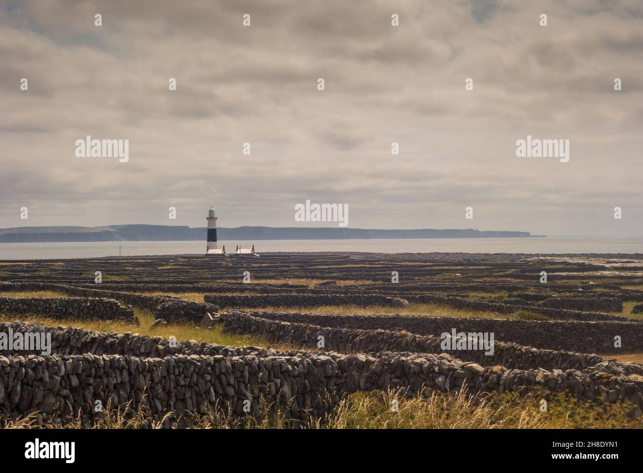 Die Trockenmauern und die zerklüftete Landschaft von Inisheer, der kleinsten der Aran-Inseln vor der Küste von Galway, Irland. Stockfoto