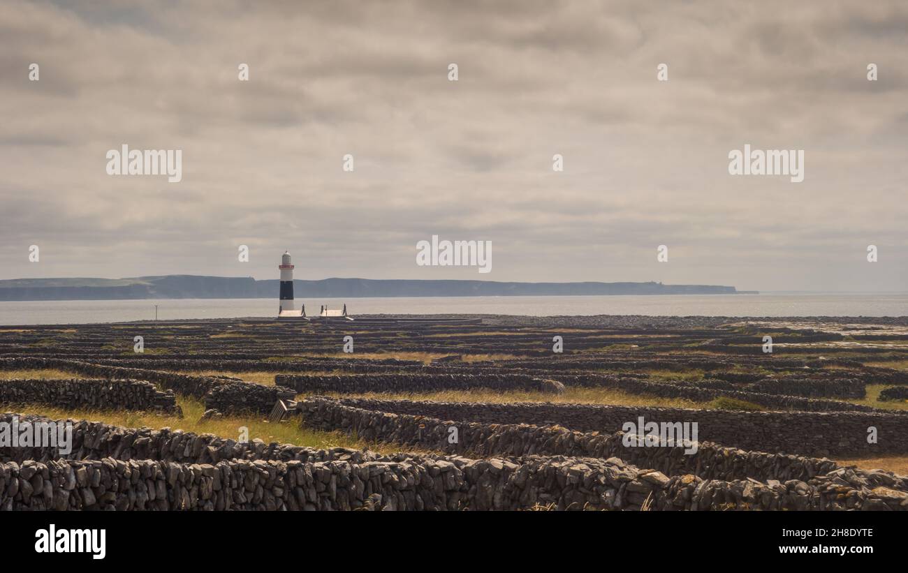 Die Trockenmauern und die zerklüftete Landschaft von Inisheer, der kleinsten der Aran-Inseln vor der Küste von Galway, Irland. Stockfoto
