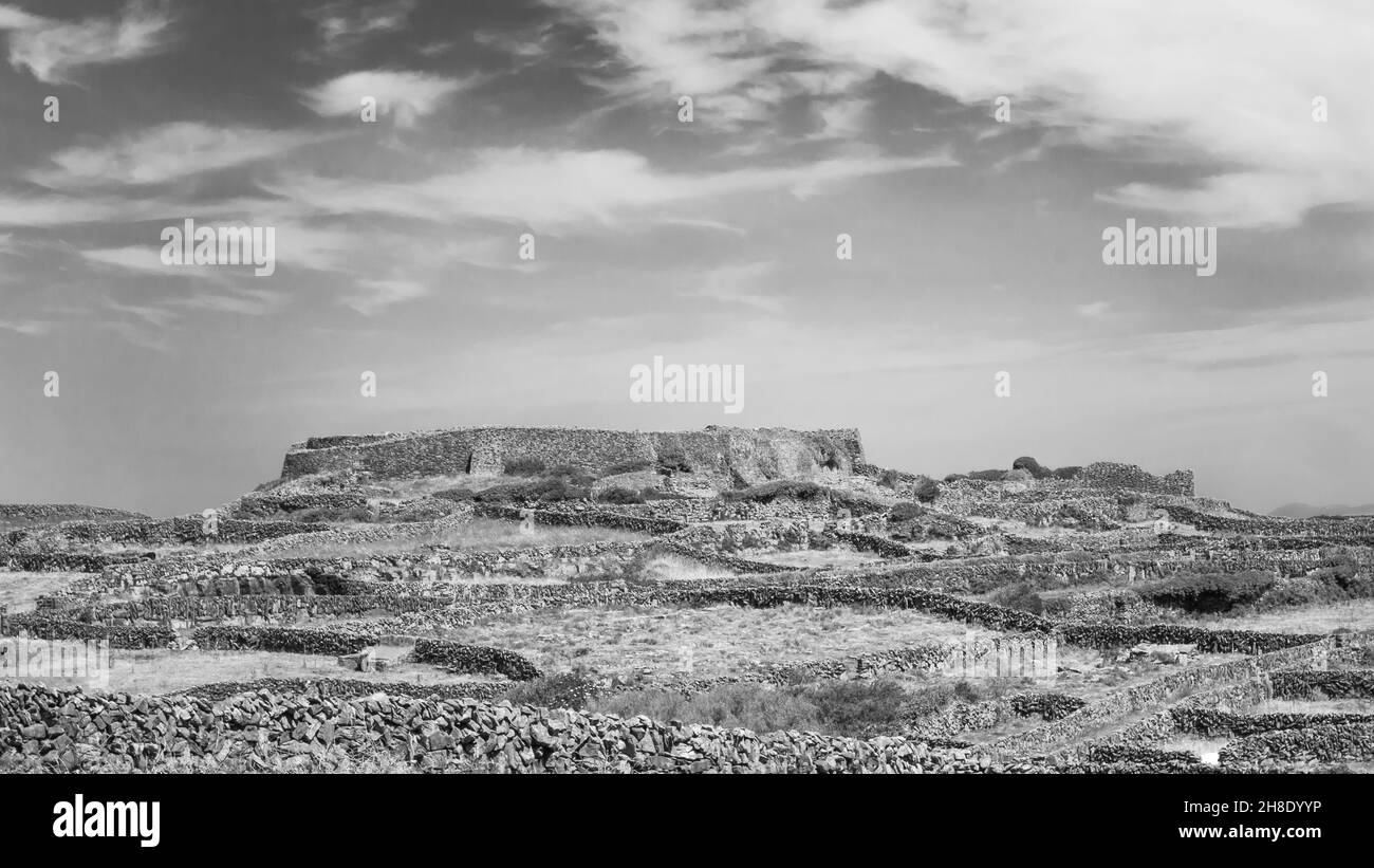 Schwarz-Weiß-Aufnahme der zerklüfteten Steinlandschaft und der Trockenmauern auf Inishmaan, einer der Aran-Inseln vor der Westküste von Galway, Irland. Stockfoto