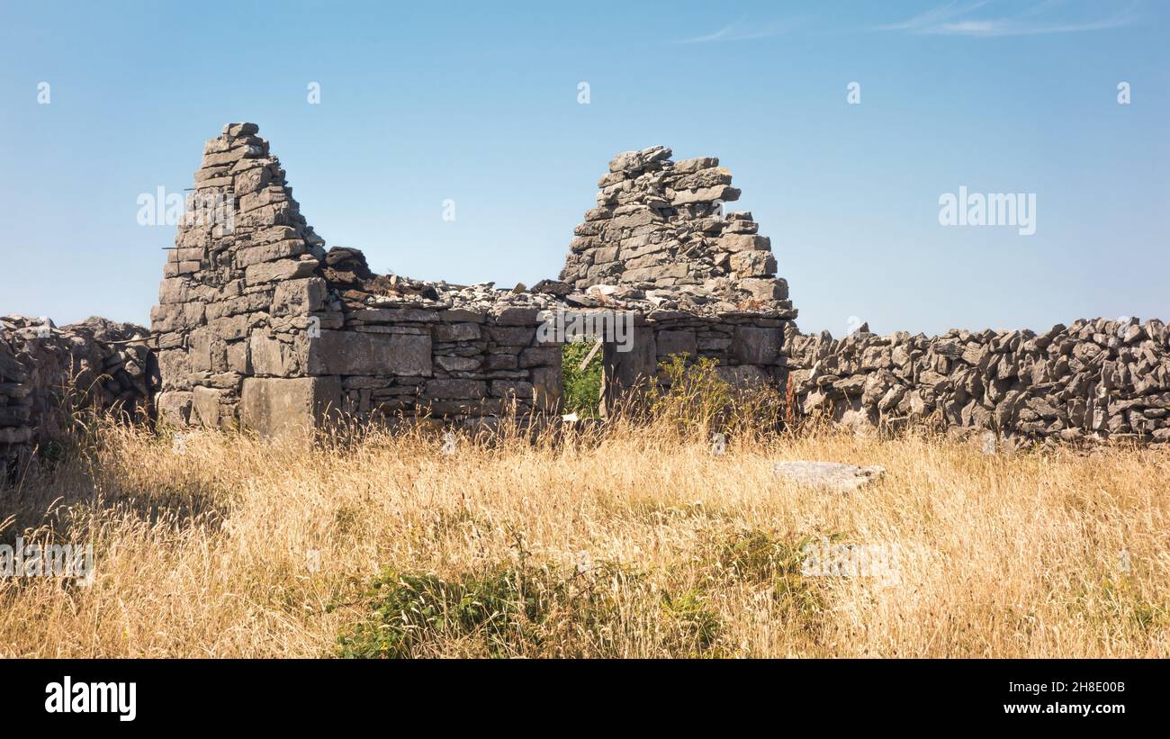 Eine verlassene, ruinierte Hütte auf Inishmaan, einer der Aran-Inseln vor der Westküste von Galway, Irland. Stockfoto