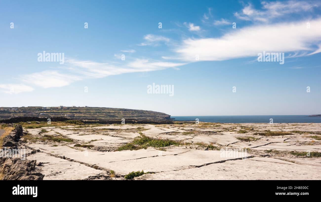 Karstkalklandschaft auf Inishmaan (Inis Meain), einer der Aran-Inseln vor der Westküste von Galway im Westen Irlands. Stockfoto