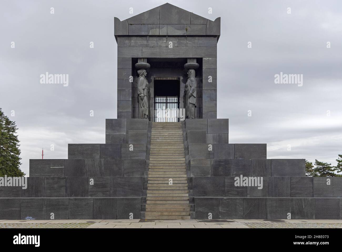 Belgrad, Serbien - 23. Oktober 2021: Das Denkmal des unbekannten Helden auf dem Gipfel des schwarzen Granits des Avala-Berges. Stockfoto