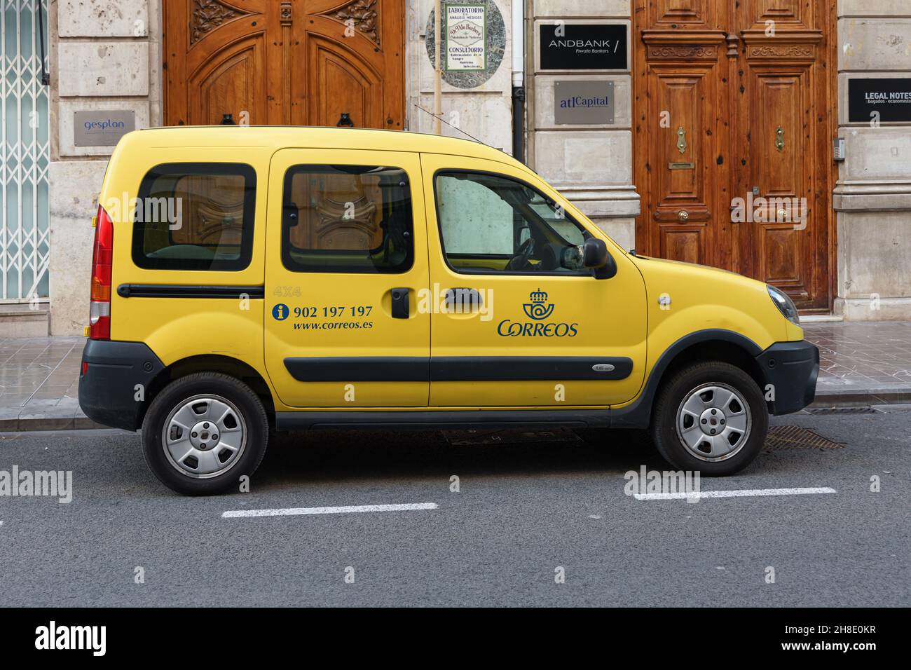 VALENCIA, SPANIEN - 29. NOVEMBER 2021: Correos ist ein staatliches Unternehmen, das für die Postdienste in Spanien verantwortlich ist Stockfoto