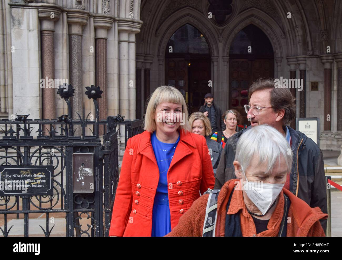 London, Großbritannien. 16th. November 2021. Die britische Protestierenden Emma Smart (links) verlässt die Royal Courts of Justice. Neun Aktivisten wurden zu Gefängnisstrafen verurteilt, weil sie während der jüngsten Proteste gegen Großbritannien eine Verfügung gebrochen hatten. Stockfoto