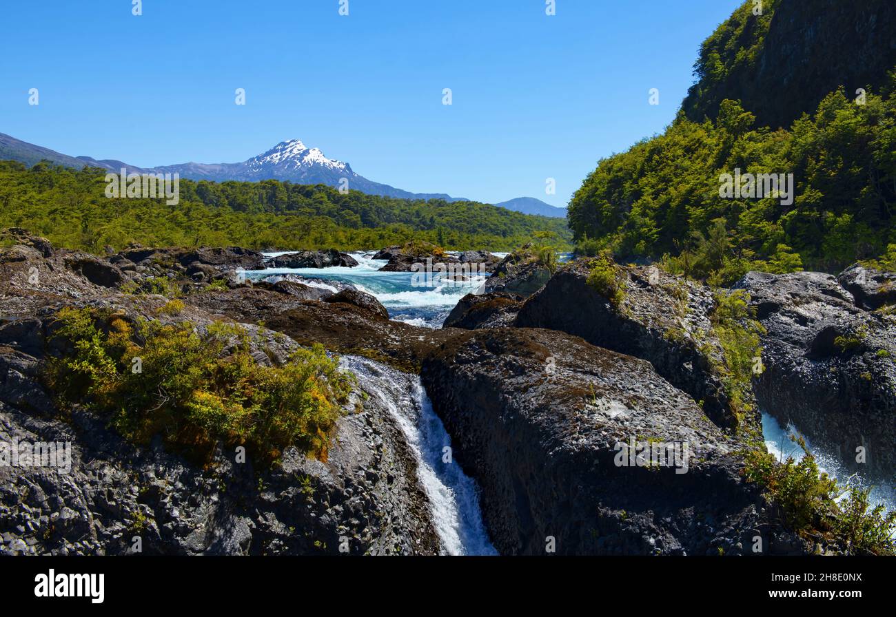 Vulkan über einem Fluss im Süden Chiles Stockfoto