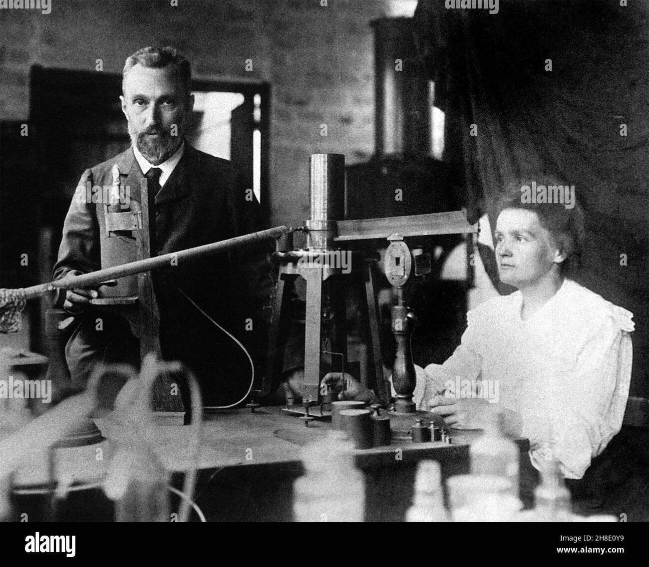 Pierre und Marie Curie. Die Nobelpreisträgerin Marie Skłodowska Curie (1867-1934) und ihr Mann Pierre Curie (1859-1906) in ihrem Labor. Foto aufgenommen c. 1904 Stockfoto