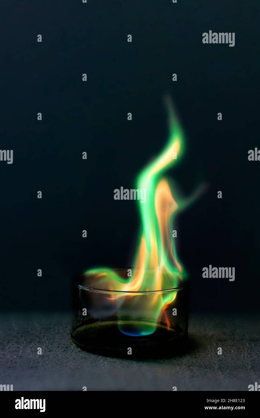 Grüne Flamme, die durch das Verbrennen von Kupferchlorid in einer Glasschale entsteht Stockfoto