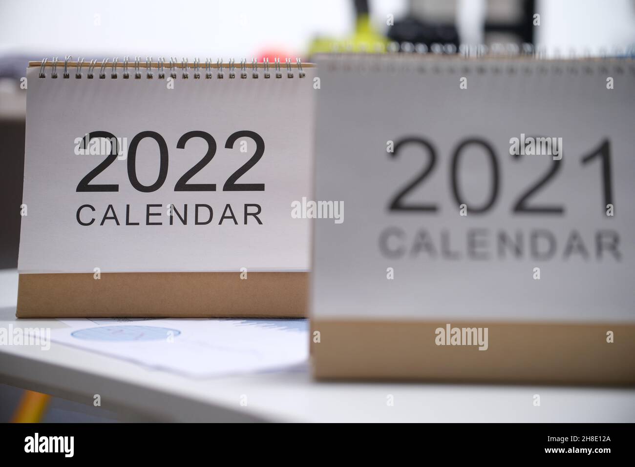 Leoseaf Papierkalender für 2021 und 2022 stehen in der Nähe auf dem Tisch Stockfoto