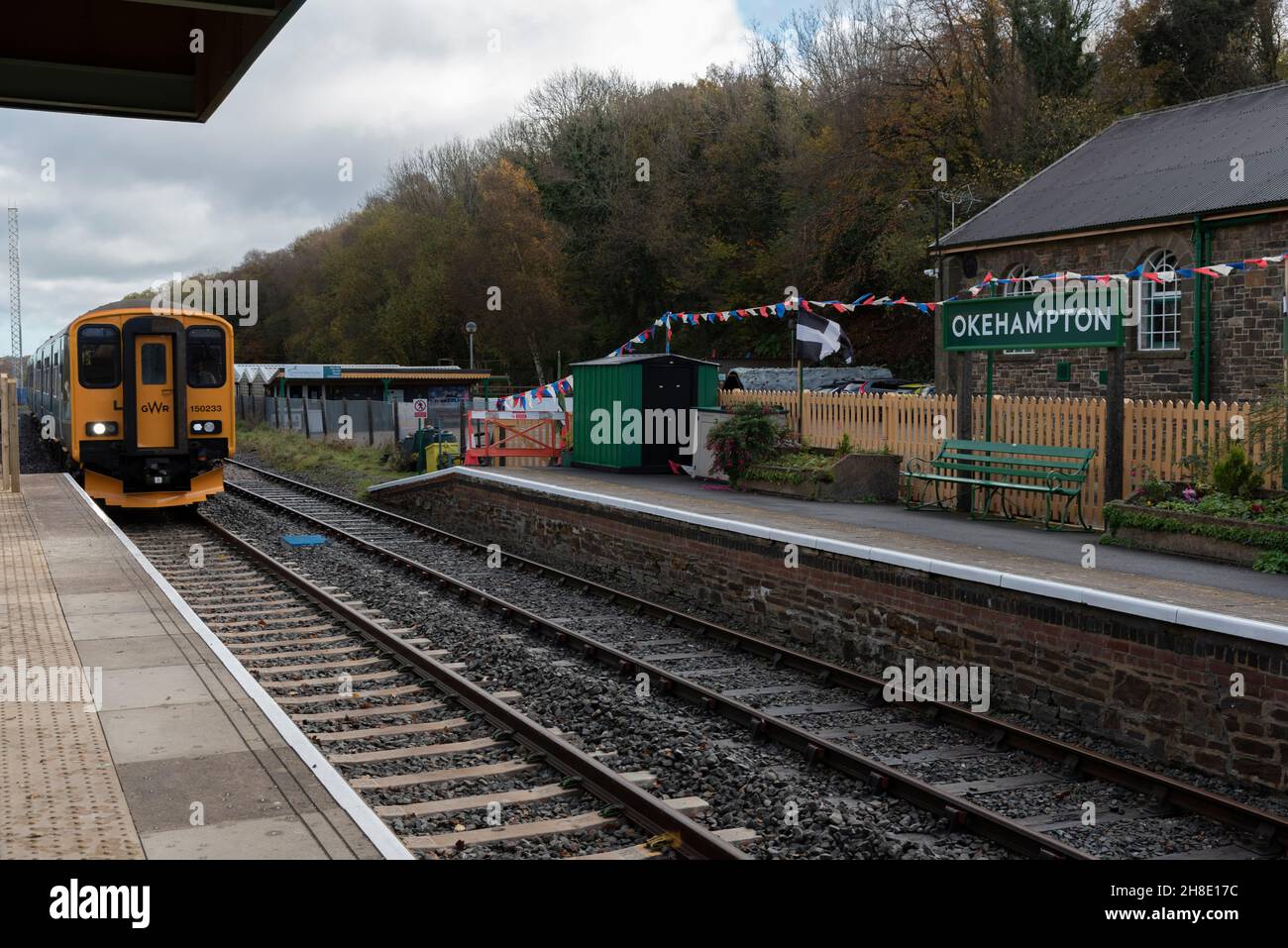 Okehampton, Devon, England, Großbritannien. 2021. Der Zug der Dartmoor-Linie am Bahnhof Okehampton, am Ende der Linie, wurde kürzlich für einen Besuch in Dartmoor, Großbritannien, wiedereröffnet. Stockfoto