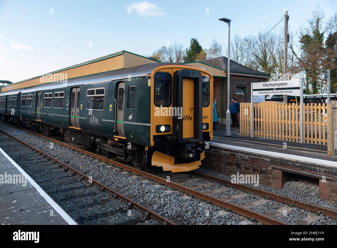 Okehampton, Devon, England, Großbritannien. 2021. Der Zug der Dartmoor-Linie am Bahnhof Okehampton, am Ende der Linie, wurde kürzlich für einen Besuch in Dartmoor, Großbritannien, wiedereröffnet. Stockfoto