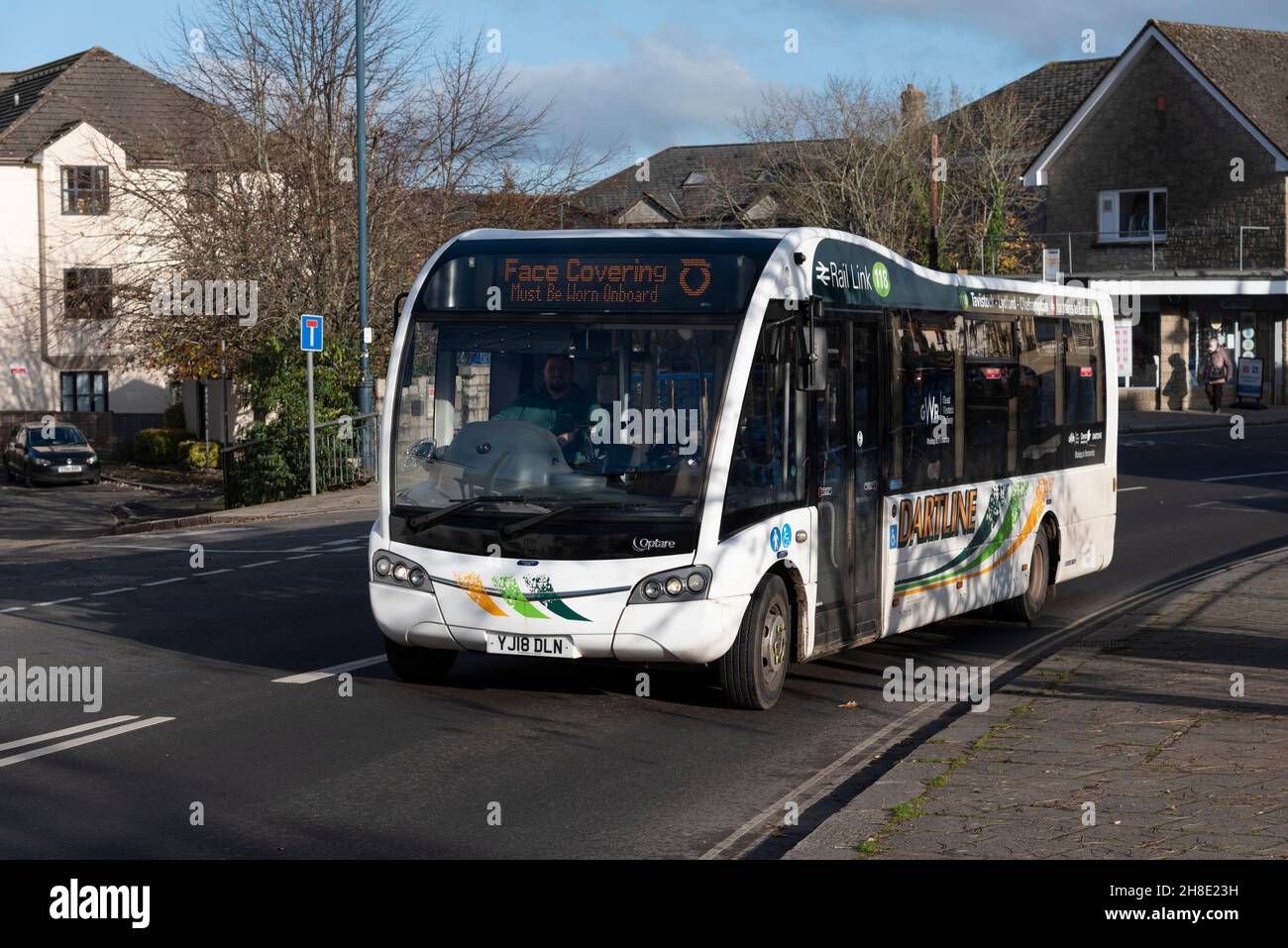 Okehampton, Devon, England, Großbritannien. 2021. Der Dartline-Bus im Stadtzentrum von Oakhampton transportiert Passagiere, die mit der Dartmoor-Linie von O aus fahren möchten Stockfoto