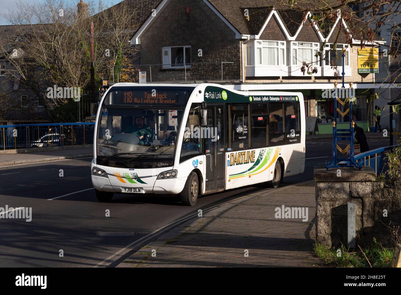 Okehampton, Devon, England, Großbritannien. 2021. Der Dartline-Bus im Stadtzentrum von Oakhampton transportiert Passagiere, die mit der Dartmoor-Linie von O aus fahren möchten Stockfoto