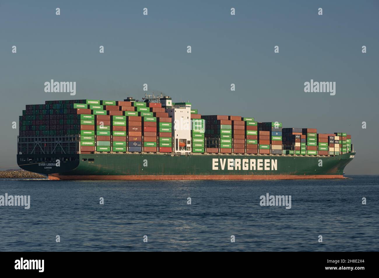 Evergreen Marine Corporation Containerschiff Ever Liberal, das aus dem Hafen von Los Angeles fährt. Stockfoto