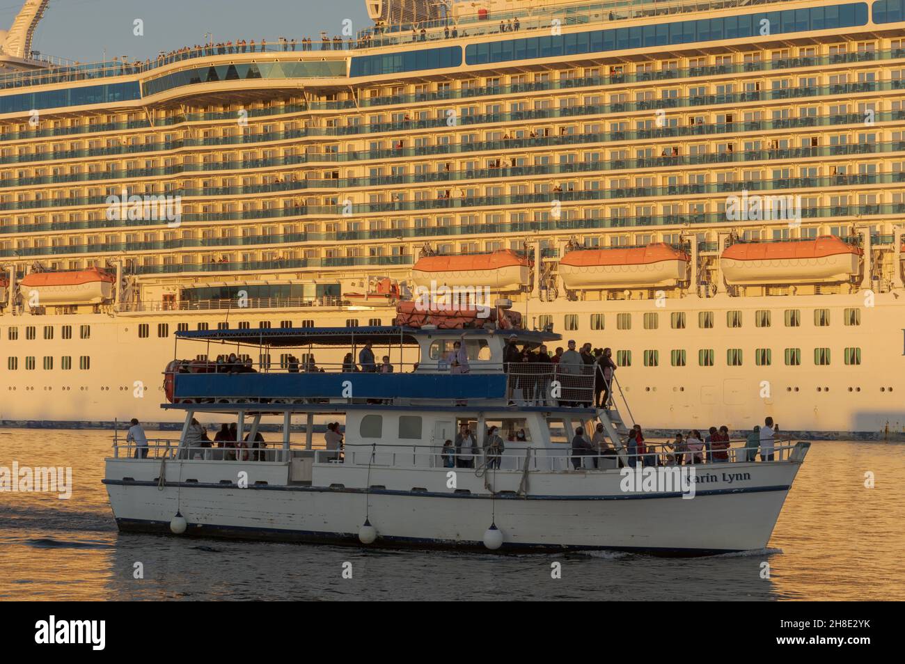Lokales Kreuzfahrtschiff Karin Lynn, das vom Kreuzfahrtschiff Majestic Princess bei Abfahrt vom Hafen von Los Angeles gezeigt wird. Stockfoto