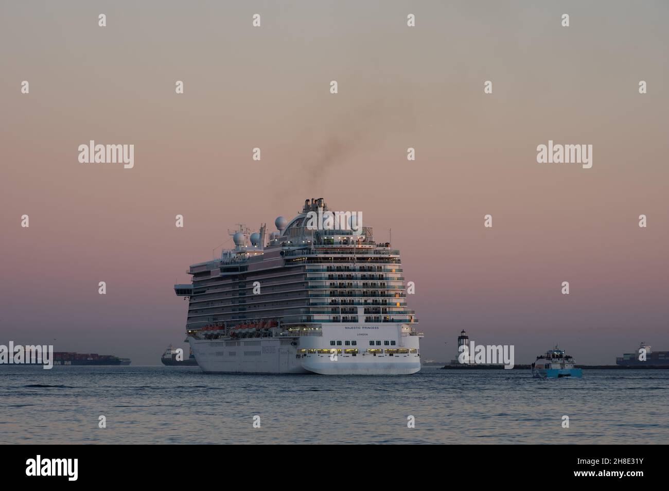 Das majestätische Princess-Kreuzfahrtschiff mit Abfahrt vom Hafen von Los Angeles wird gezeigt. Stockfoto